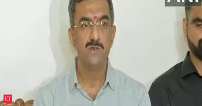 Shiv Sena (UBT) MLAs and minister Shambhuraj Desai face off in Maharashtra assembly