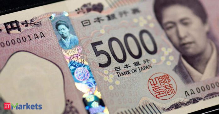 Yen climbs as gold plunge triggers market volatility